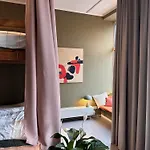 Zentrales In Ehemaligem Ladengeschaeft Mit Parkplatz In 아파트 *