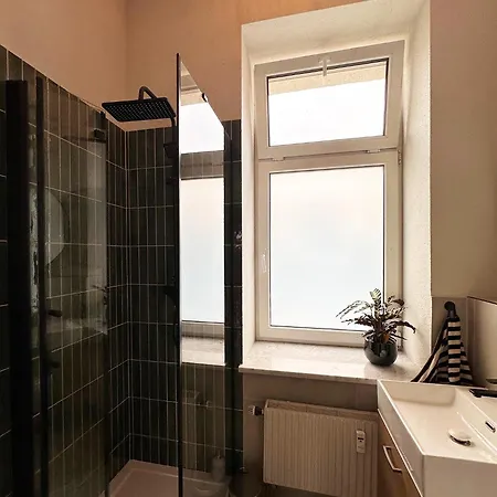 Apartament Zentrales In Ehemaligem Ladengeschaeft Mit Parkplatz In Lipsk