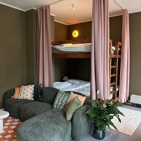 Zentrales In Ehemaligem Ladengeschaeft Mit Parkplatz In Апартаменты